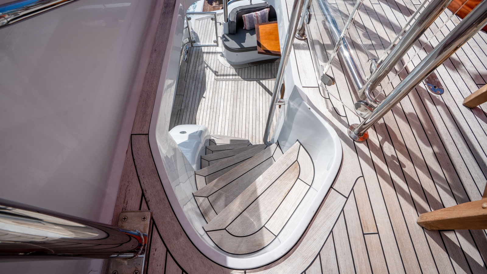 2006 Lazzara Yachts Skylounge — VOYAGER