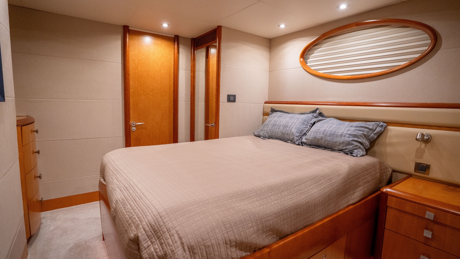 2006 Lazzara Yachts Skylounge — VOYAGER