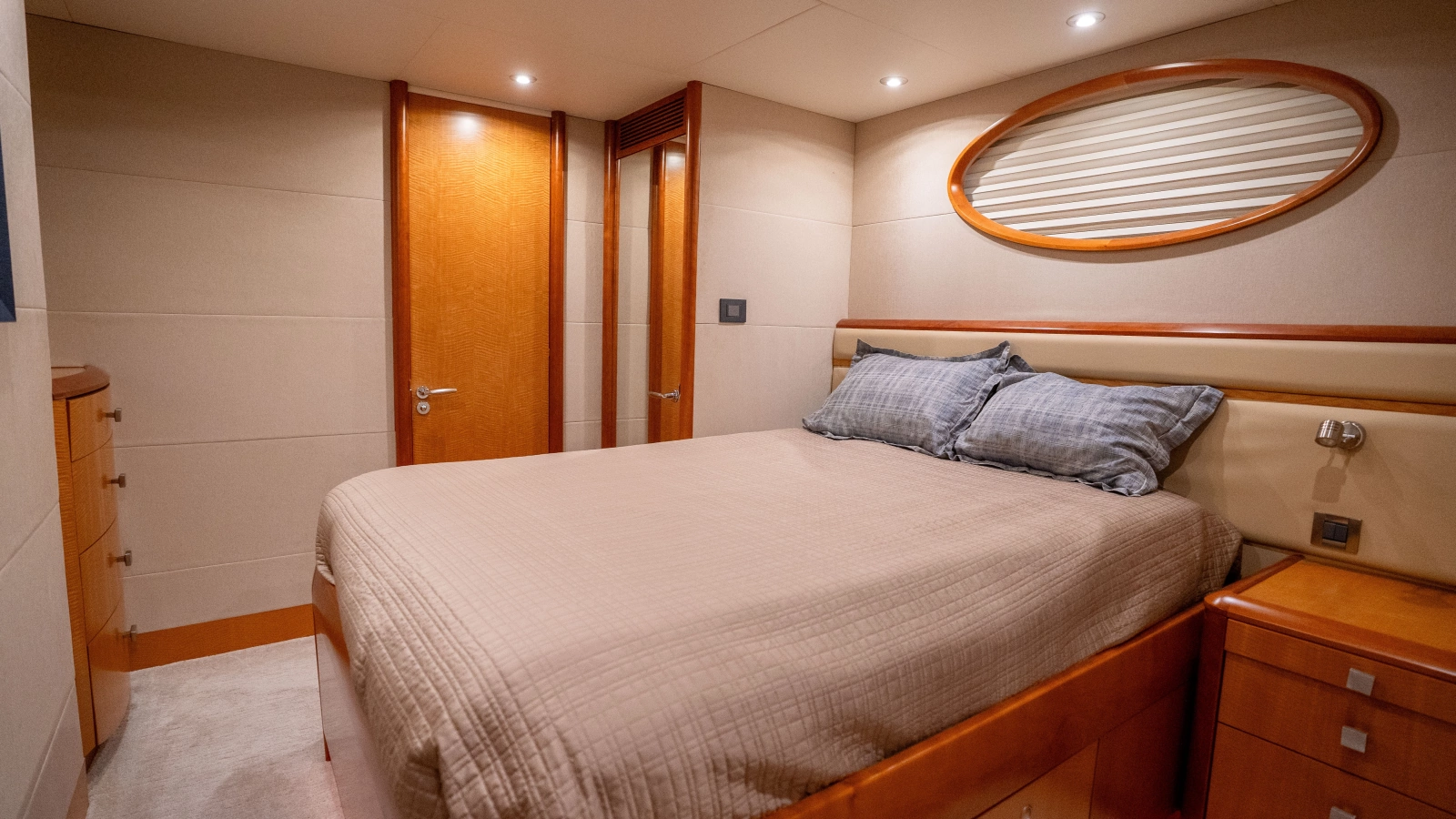 2006 Lazzara Yachts Skylounge