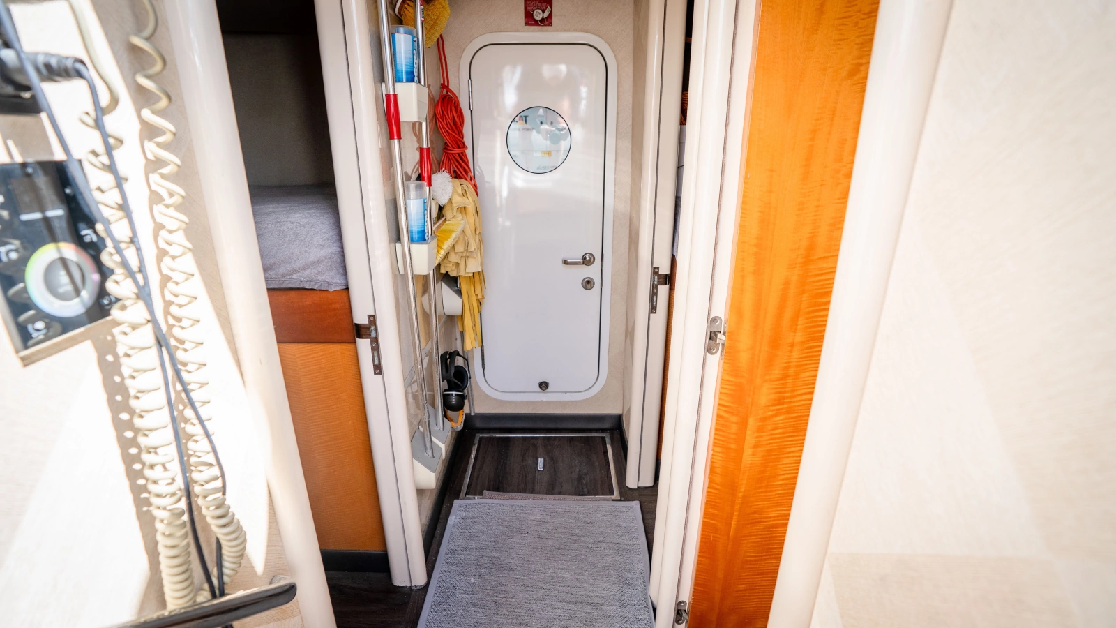 2006 Lazzara Yachts Skylounge