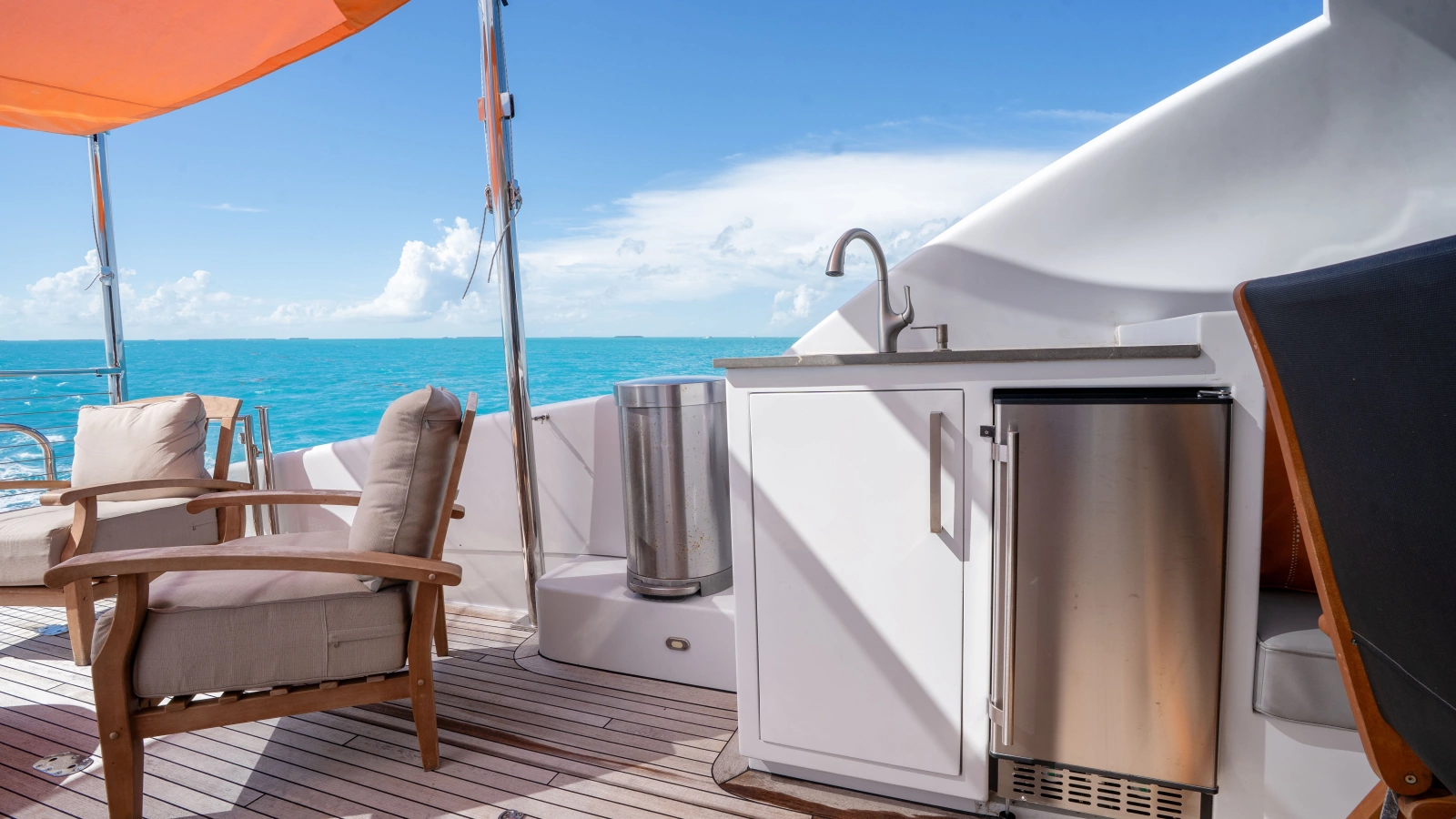 2006 Lazzara Yachts Skylounge
