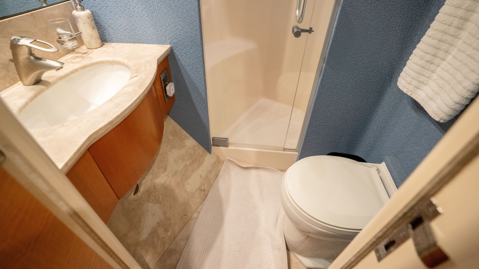 2006 Lazzara Yachts Skylounge — VOYAGER