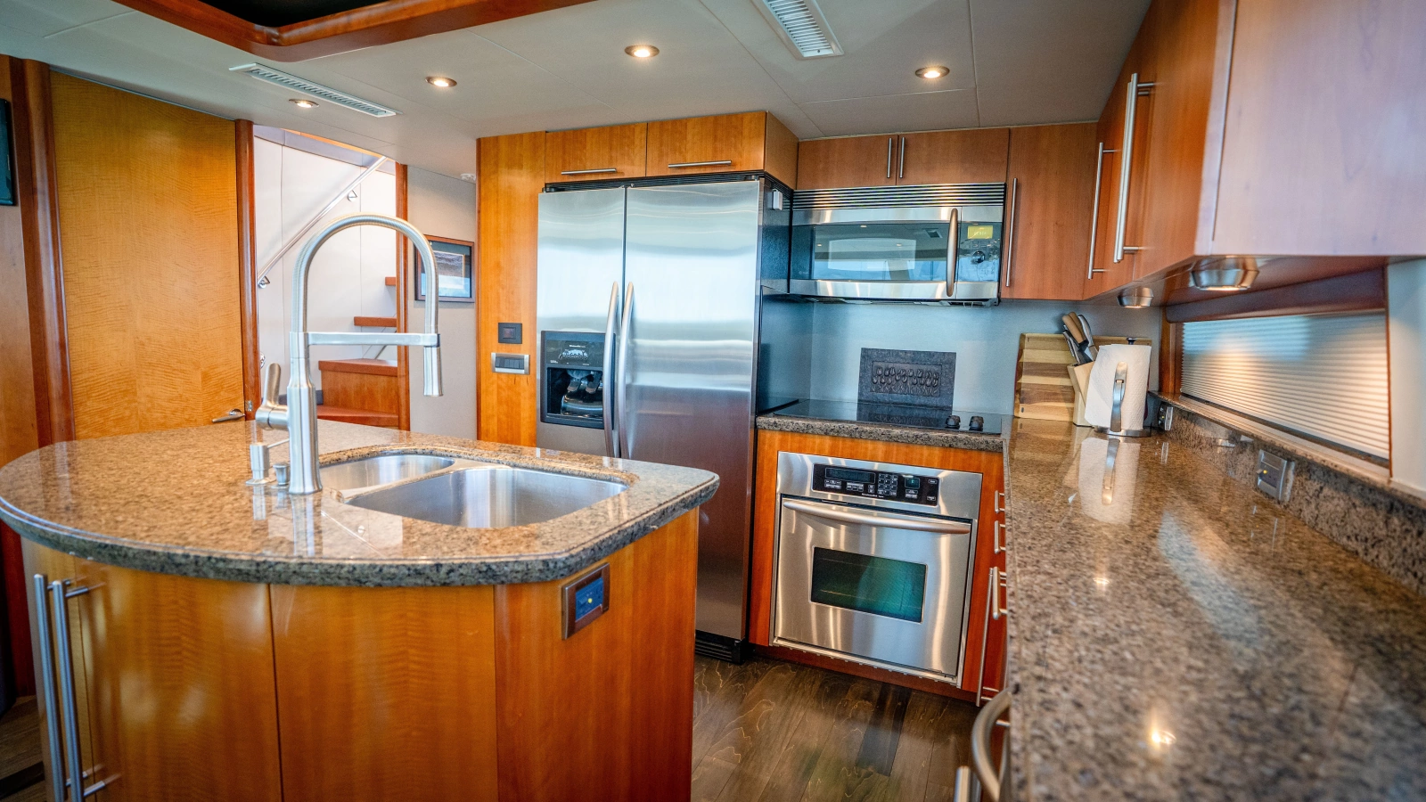 2006 Lazzara Yachts Skylounge