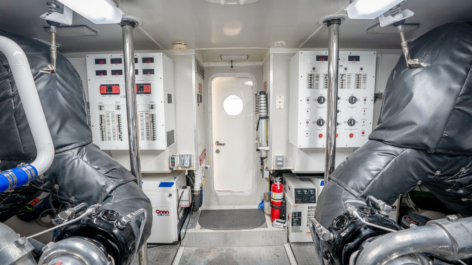 2006 Lazzara Yachts Skylounge — VOYAGER
