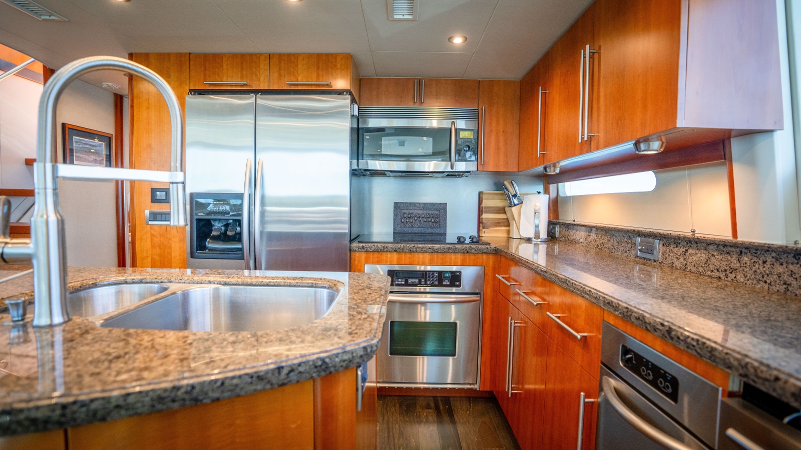 2006 Lazzara Yachts Skylounge — VOYAGER