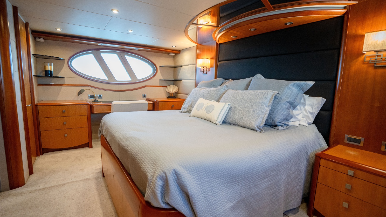 2006 Lazzara Yachts Skylounge — VOYAGER