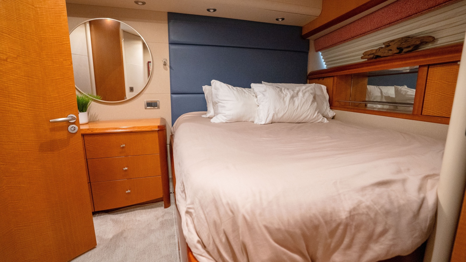 2006 Lazzara Yachts Skylounge — VOYAGER