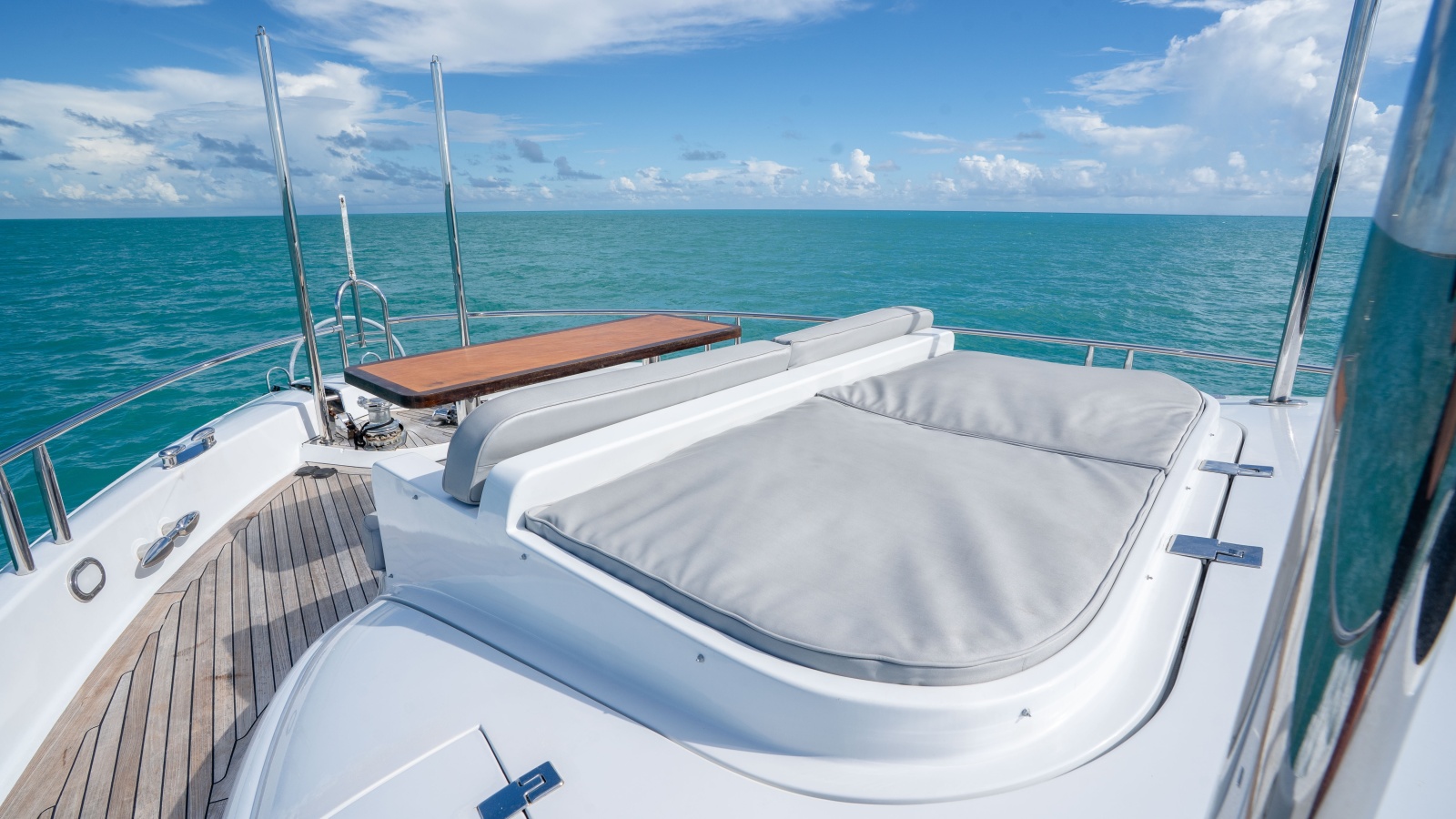 2006 Lazzara Yachts Skylounge — VOYAGER