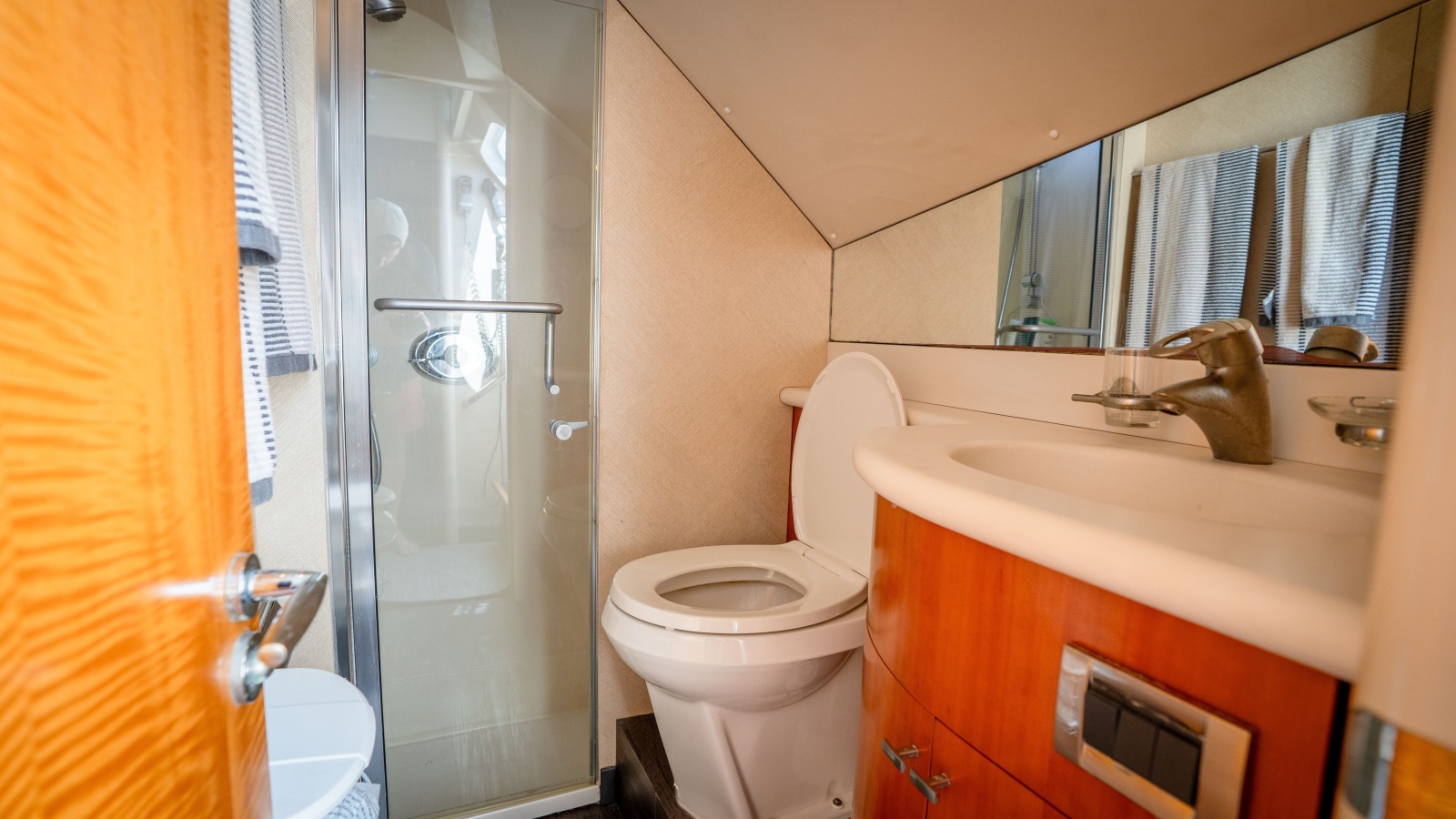2006 Lazzara Yachts Skylounge — VOYAGER