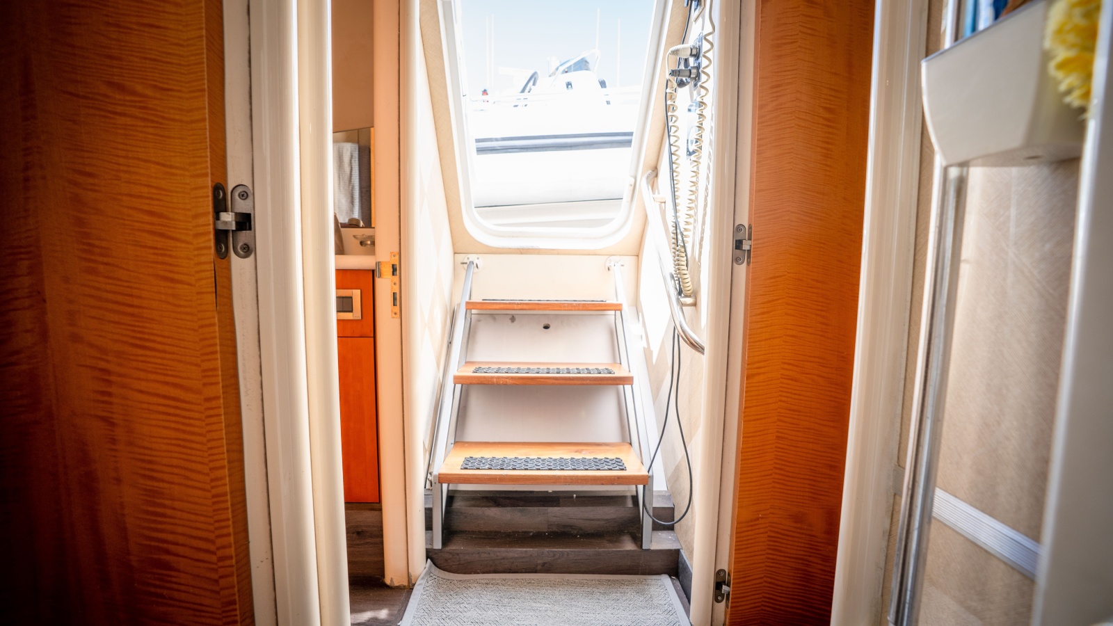 2006 Lazzara Yachts Skylounge — VOYAGER