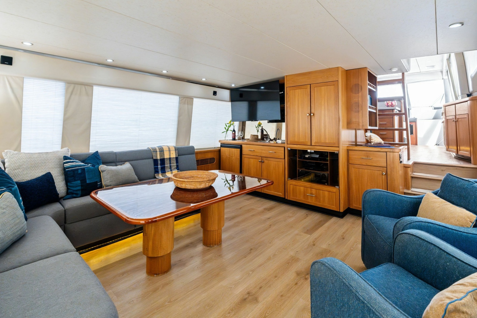 2001 Pacific Mariner 65 — Lucky Lucky