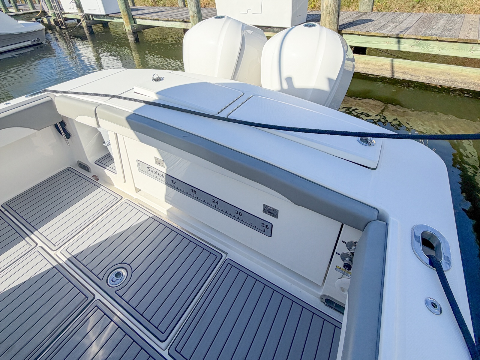 2020 Regulator 28 Forward Seating
