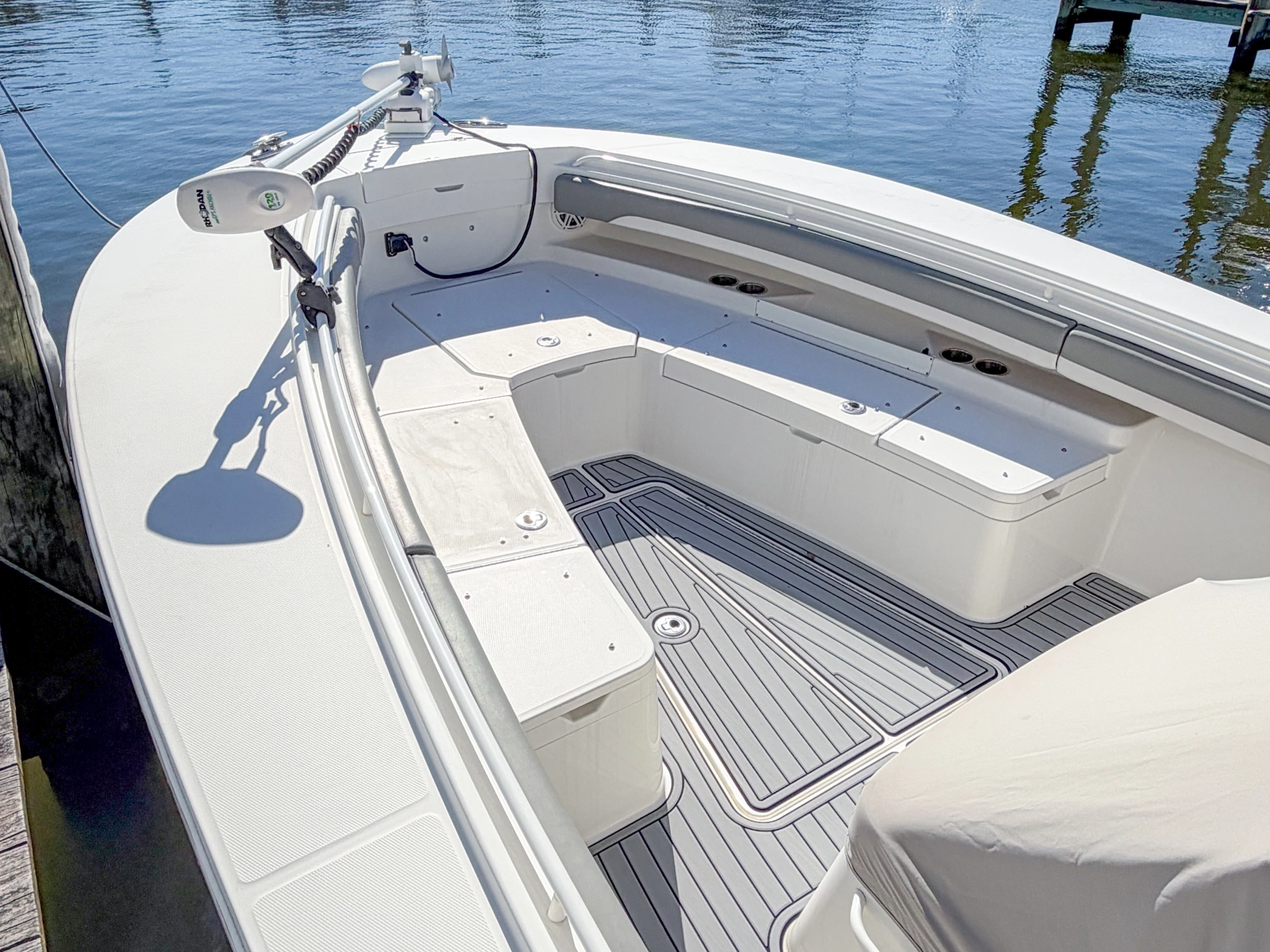2020 Regulator 28 Forward Seating