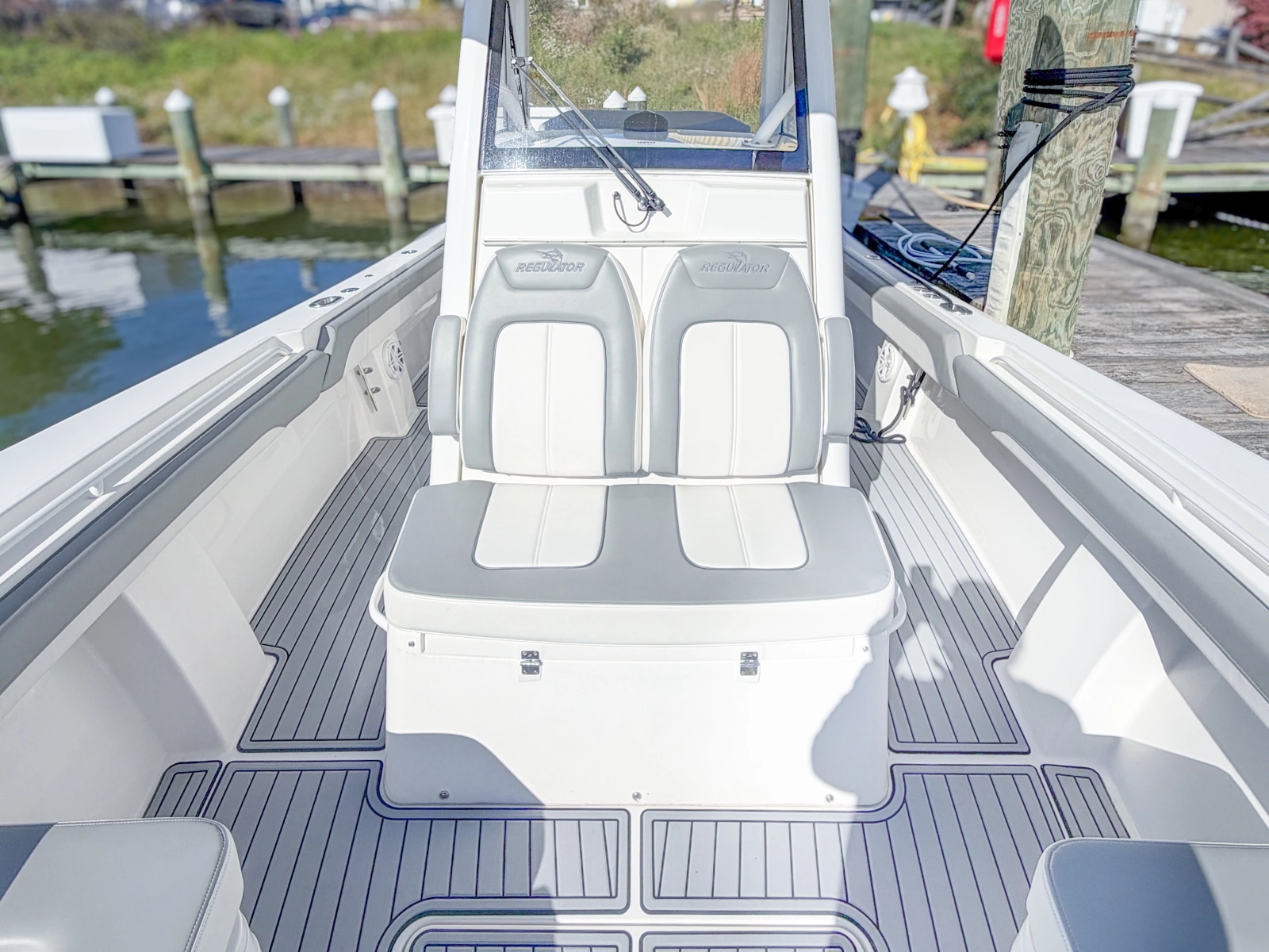 2020 Regulator 28 Forward Seating