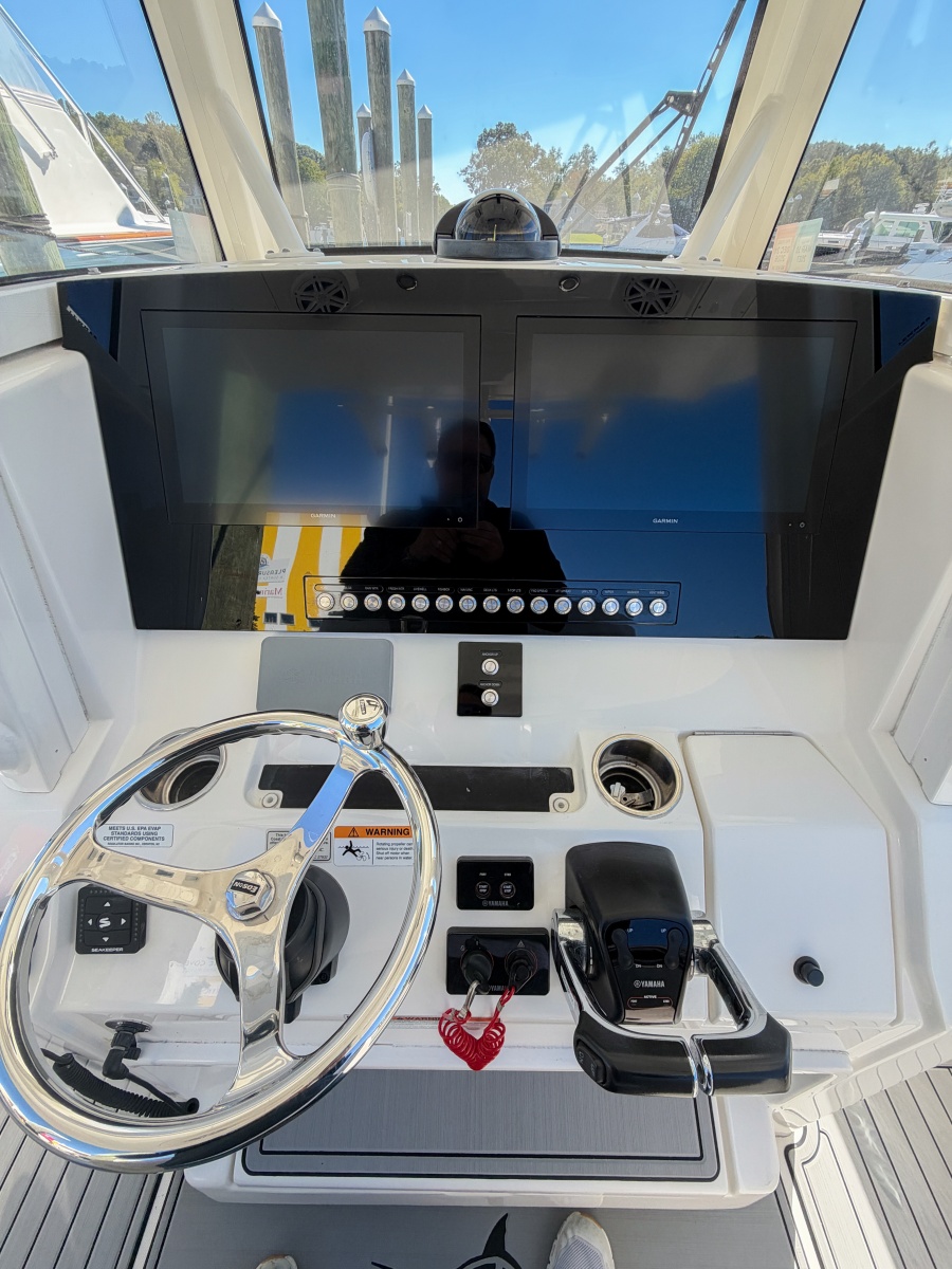 2020 Regulator 28 Forward Seating