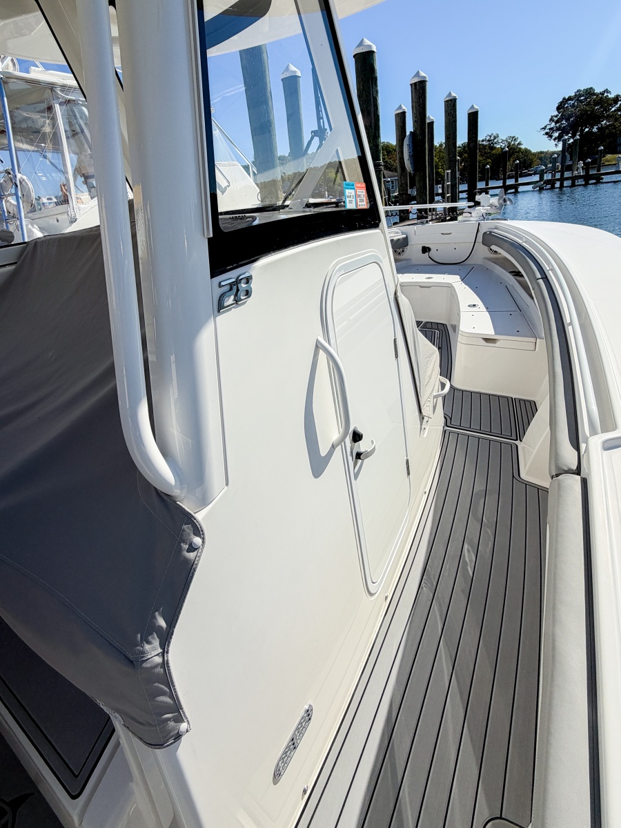 2020 Regulator 28 Forward Seating