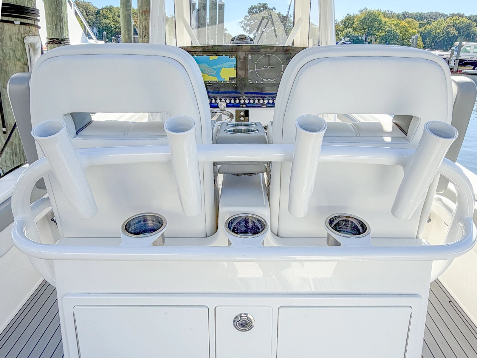 2020 Regulator 28 Forward Seating