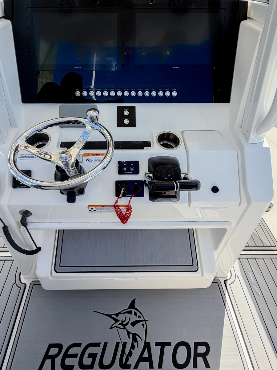 2020 Regulator 28 Forward Seating