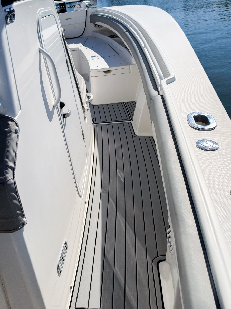 2020 Regulator 28 Forward Seating