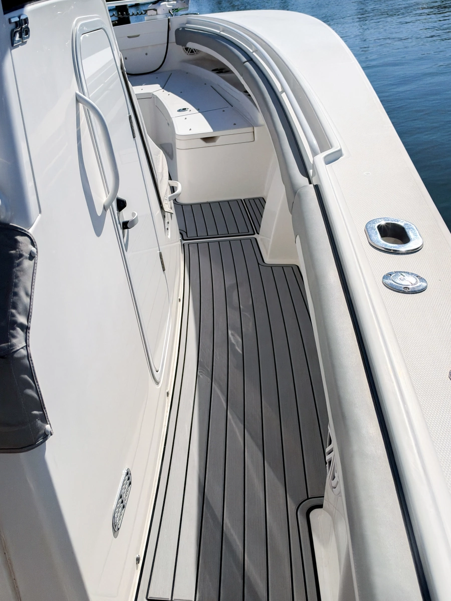 2020 Regulator 28 Forward Seating