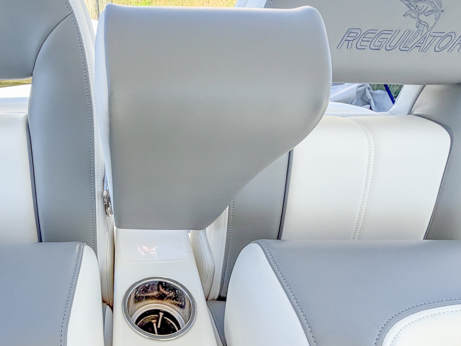 2020 Regulator 28 Forward Seating