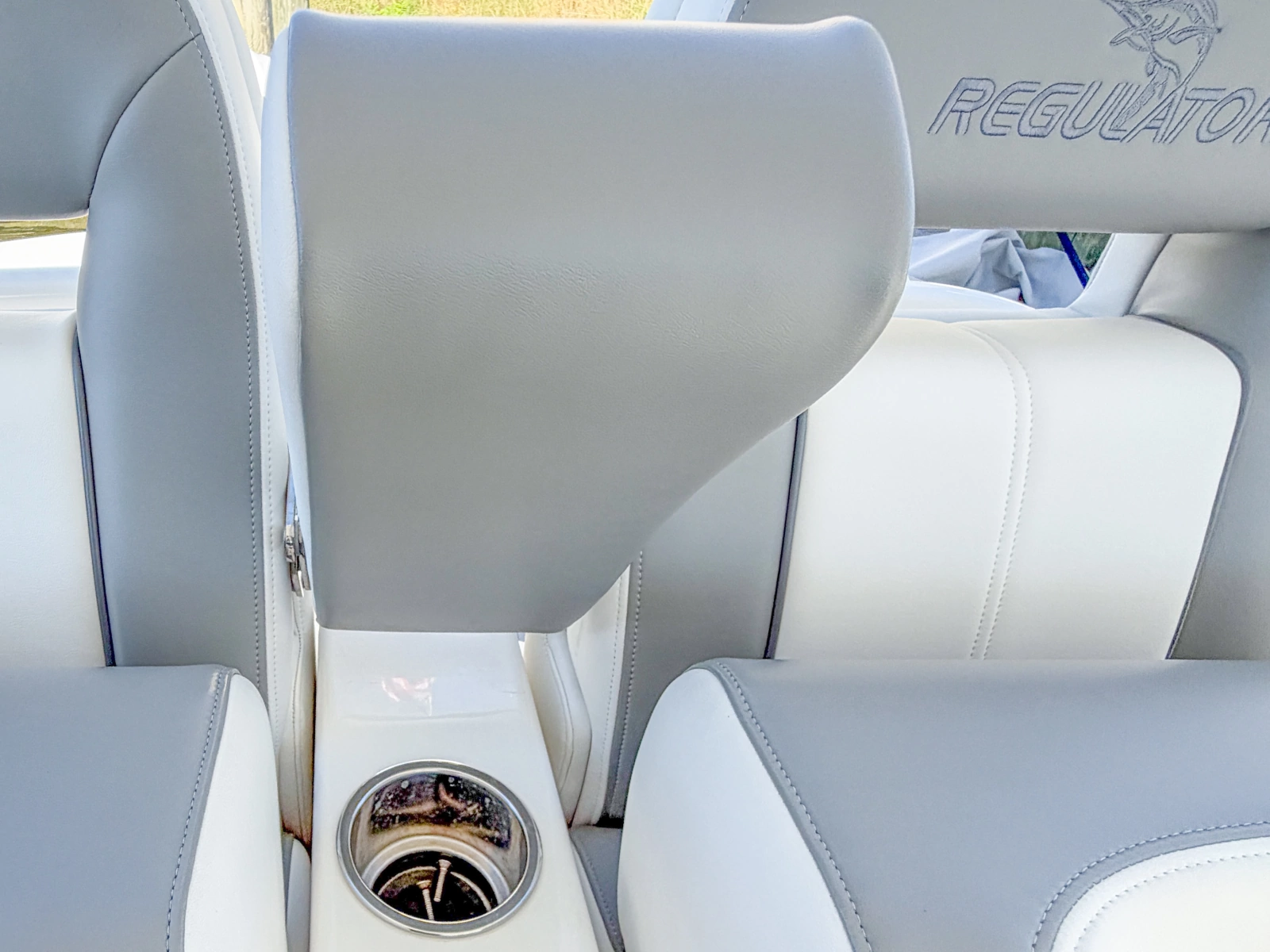 2020 Regulator 28 Forward Seating