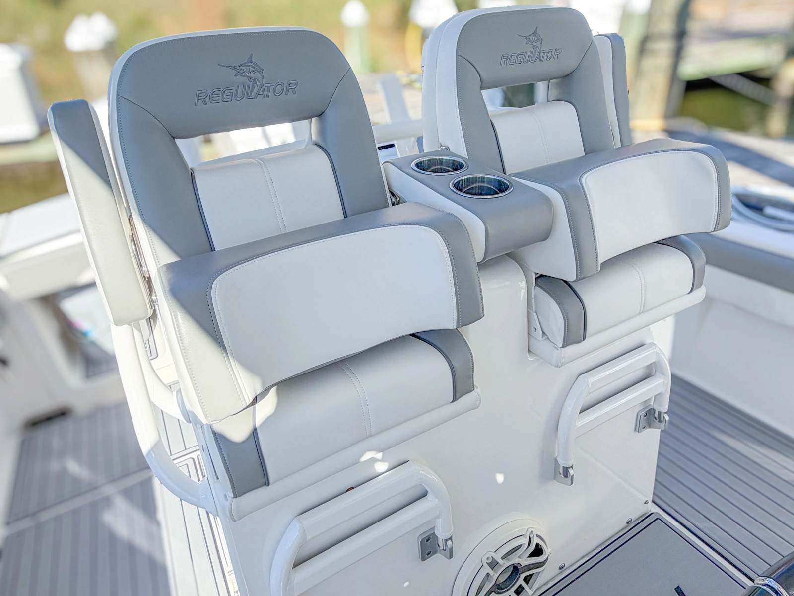 2020 Regulator 28 Forward Seating