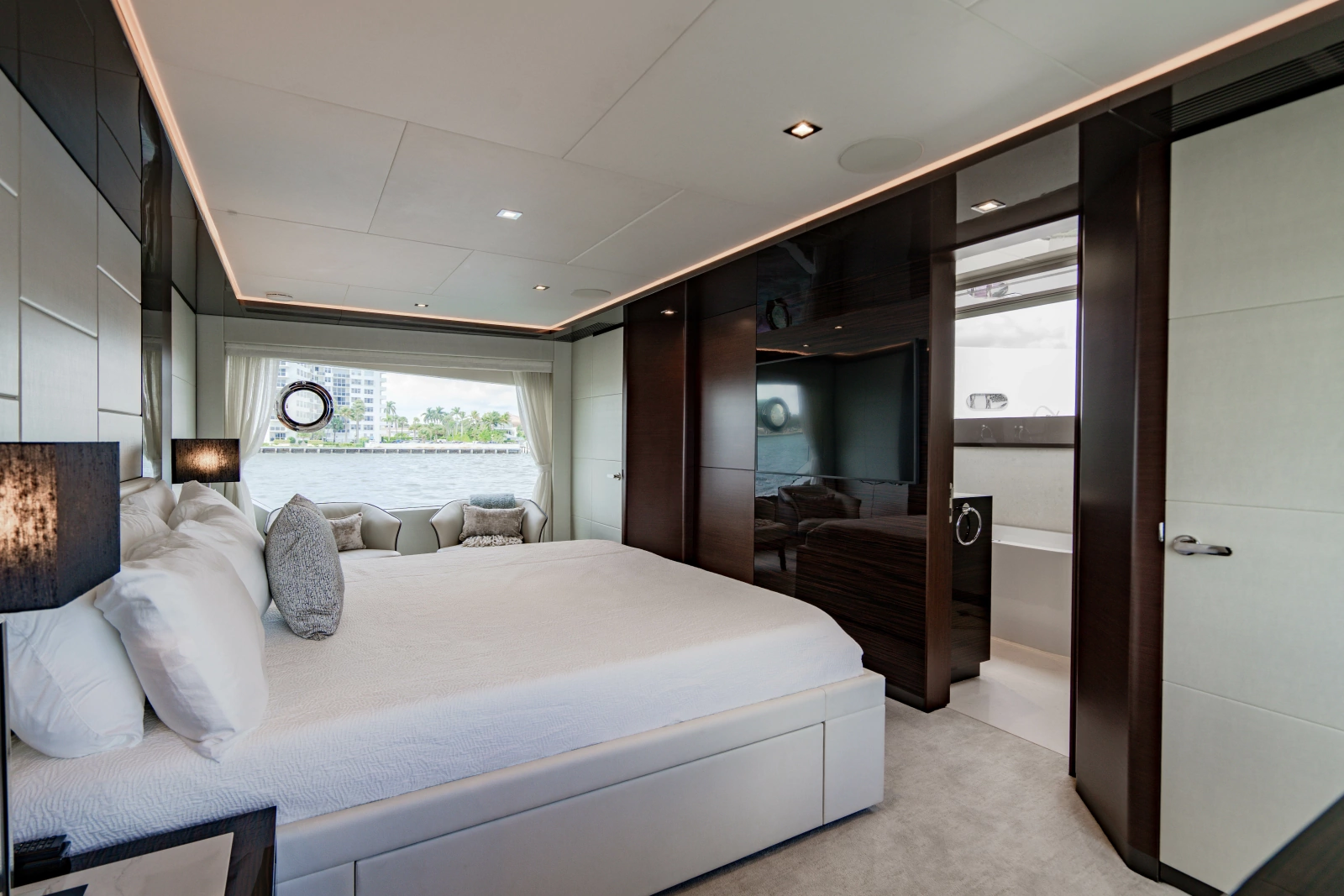 2023 Ocean Alexander 32 Explorer