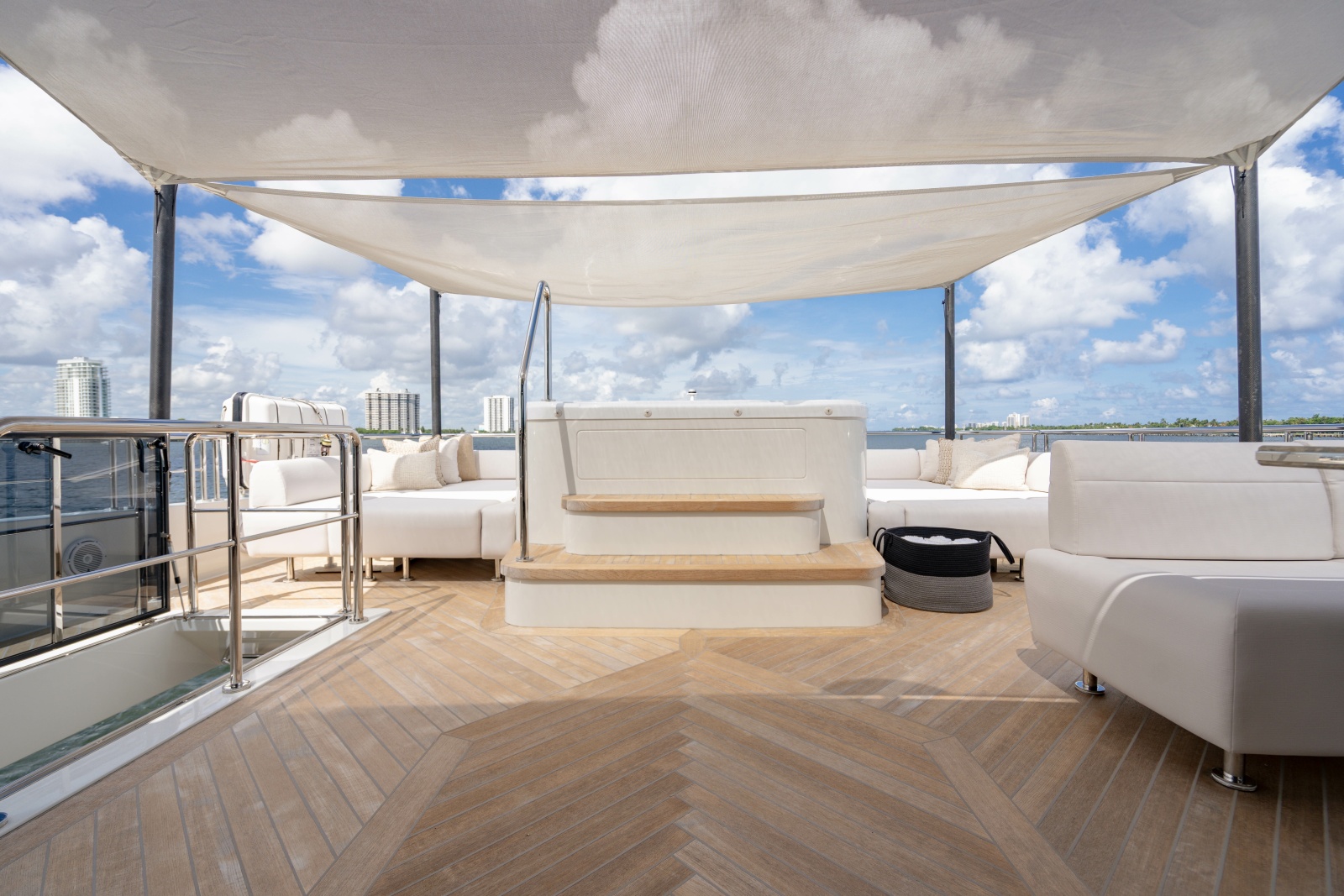 2023 Ocean Alexander 32 Explorer