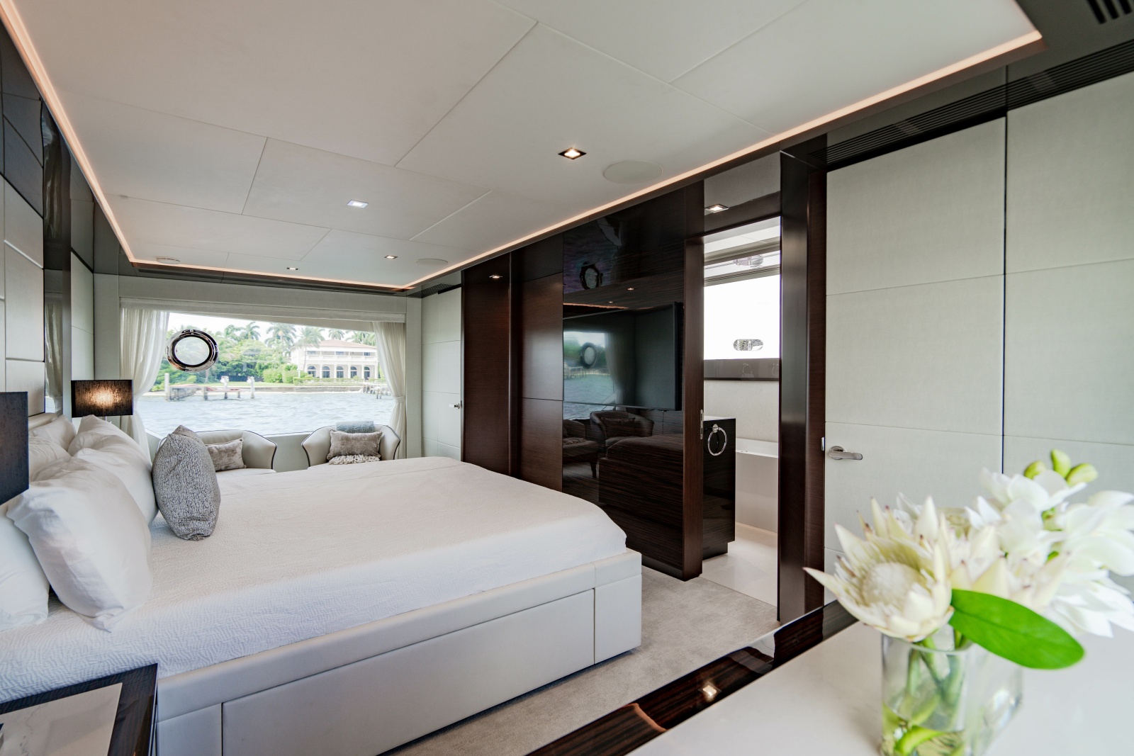 2023 Ocean Alexander 32 Explorer