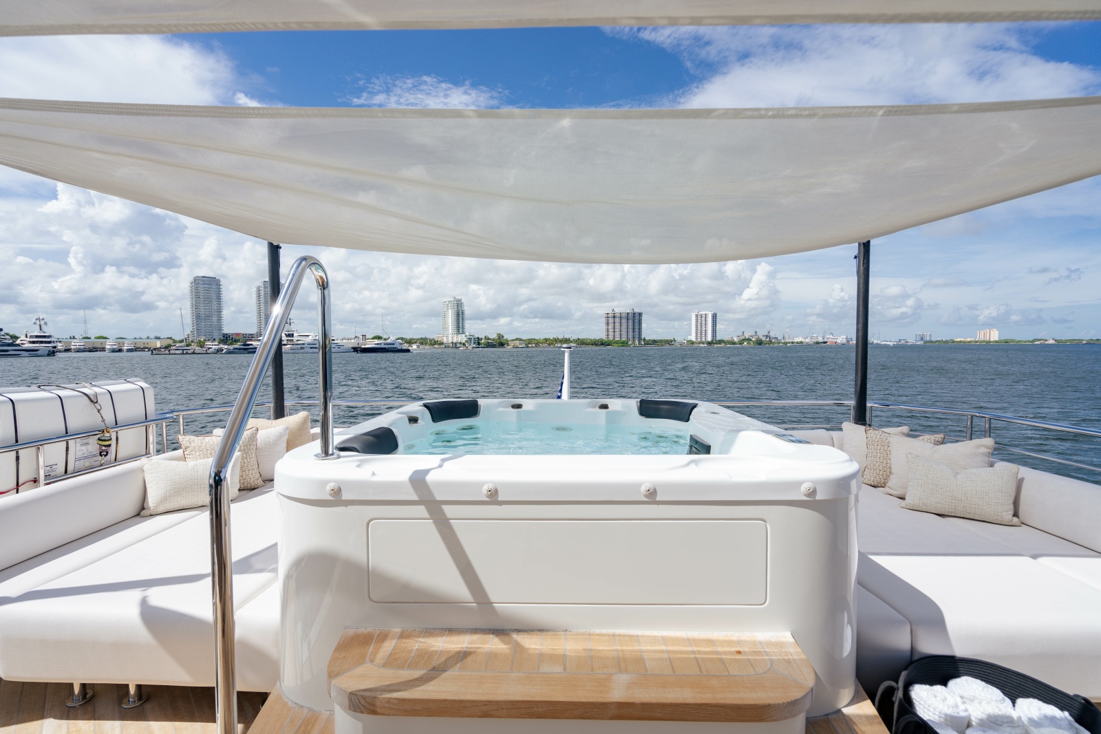 2023 Ocean Alexander 32 Explorer