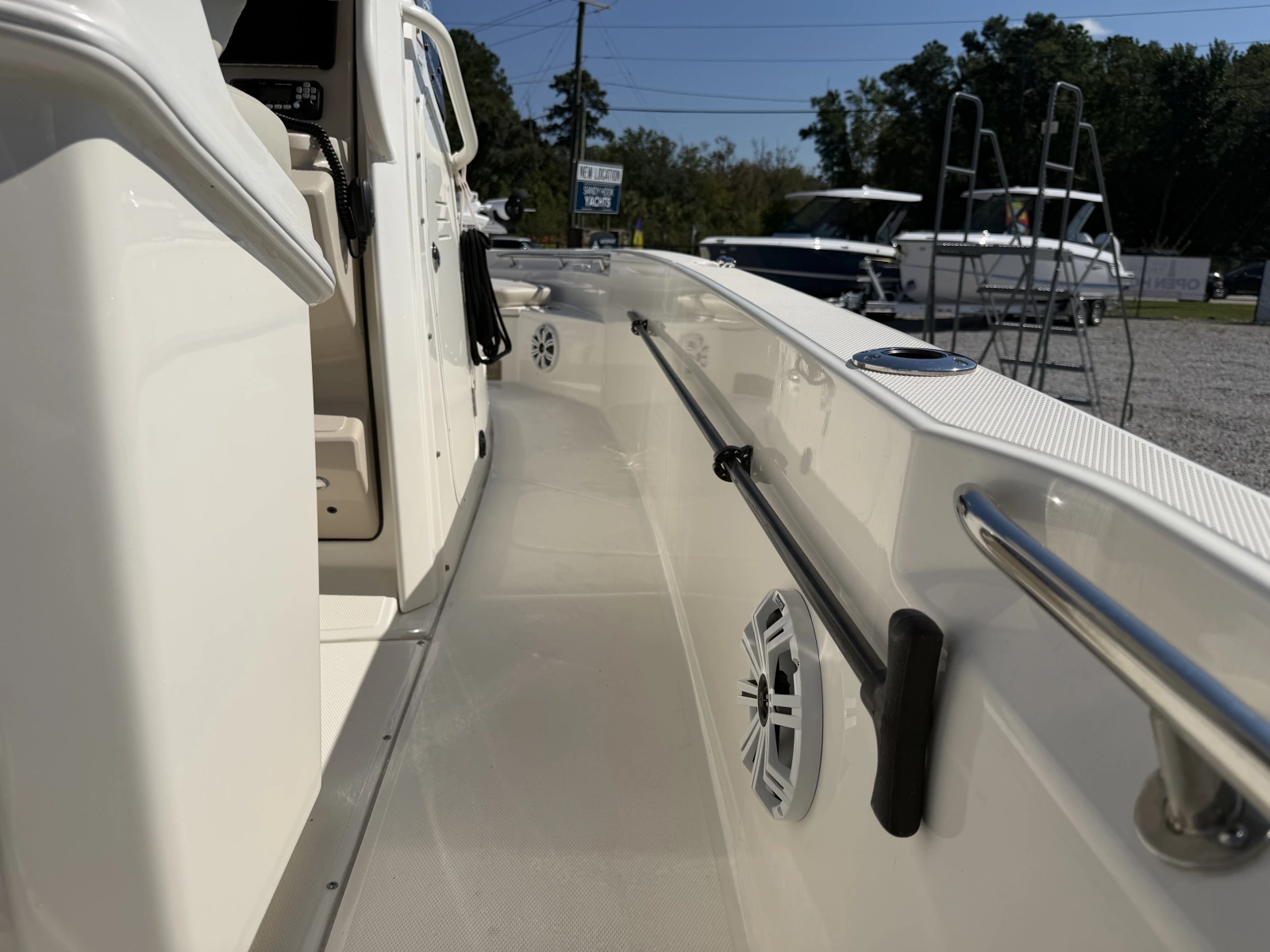 2022 Boston Whaler 220 Dauntless