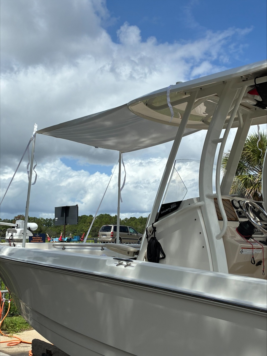 2022 Boston Whaler 220 Dauntless