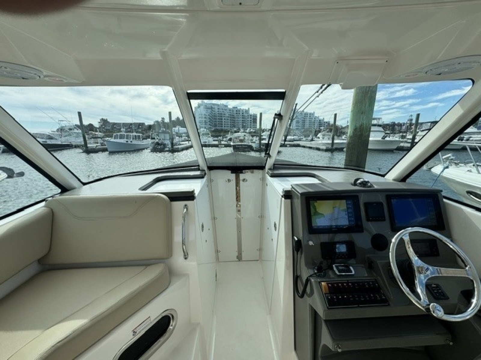 2016 Pursuit 325 DC