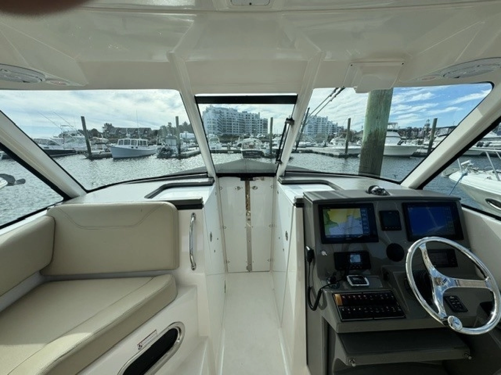 2016 Pursuit 325 DC