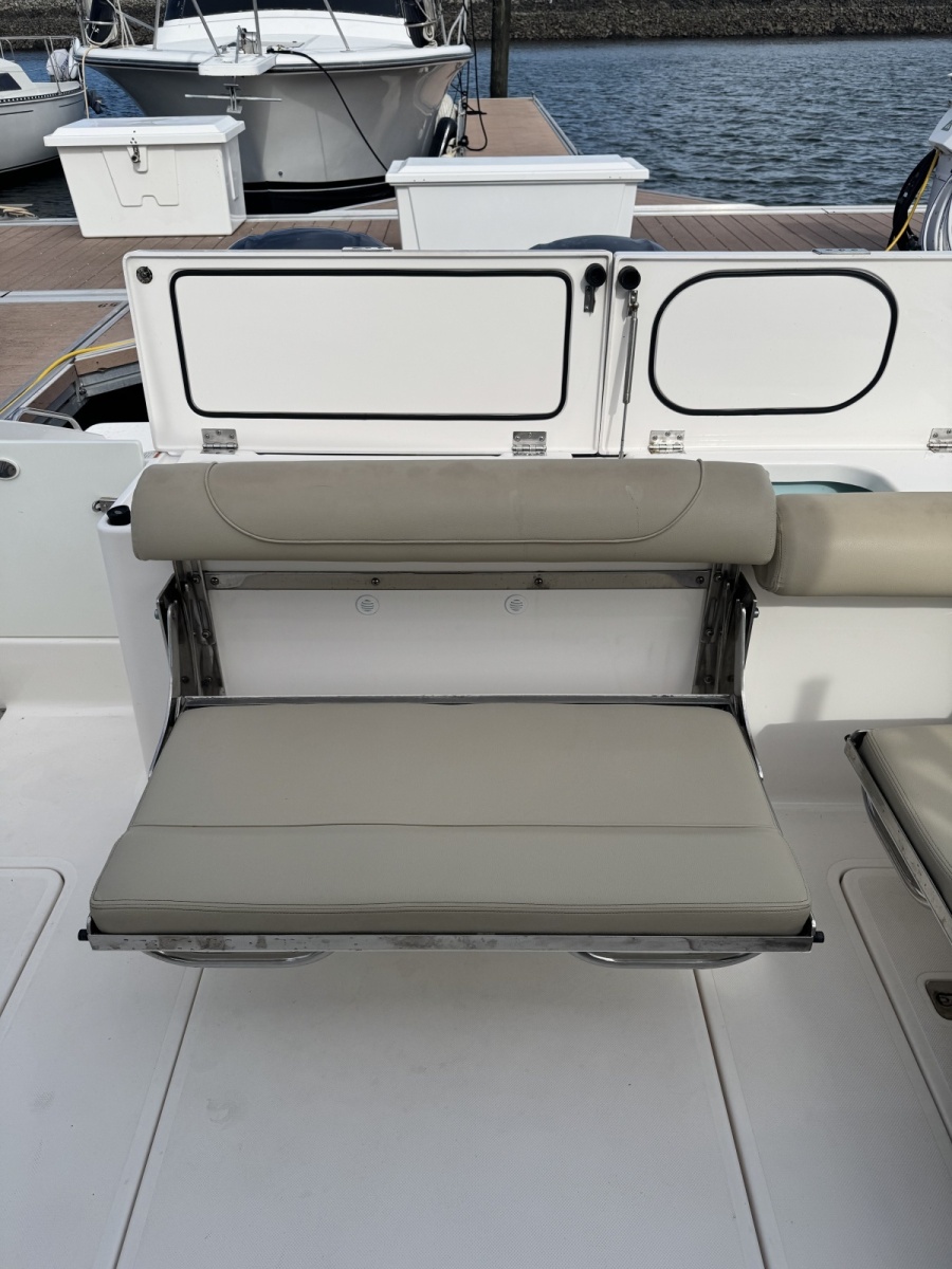2016 Pursuit 325 DC