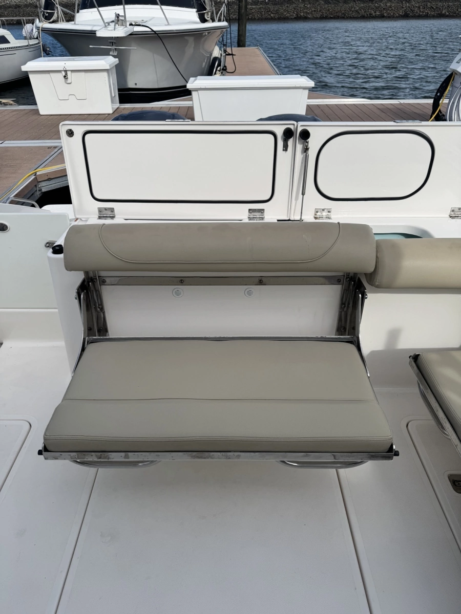 2016 Pursuit 325 DC