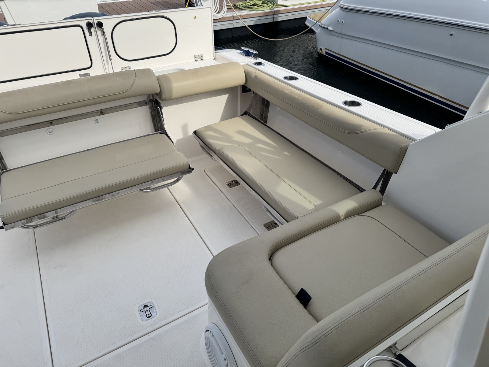 2016 Pursuit 325 DC