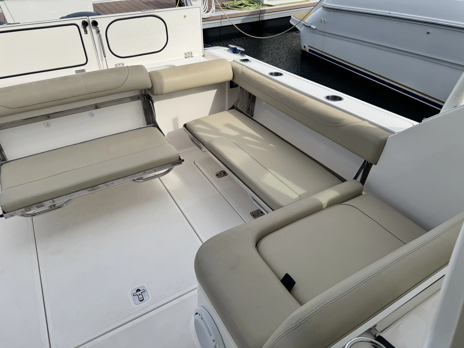 2016 Pursuit 325 DC