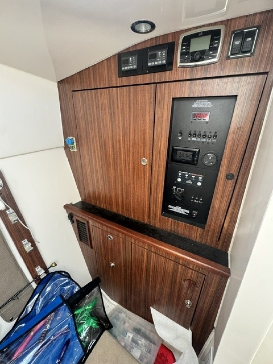 2016 Pursuit 325 DC