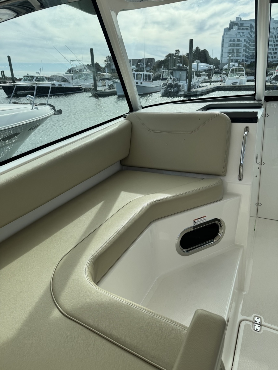 2016 Pursuit 325 DC
