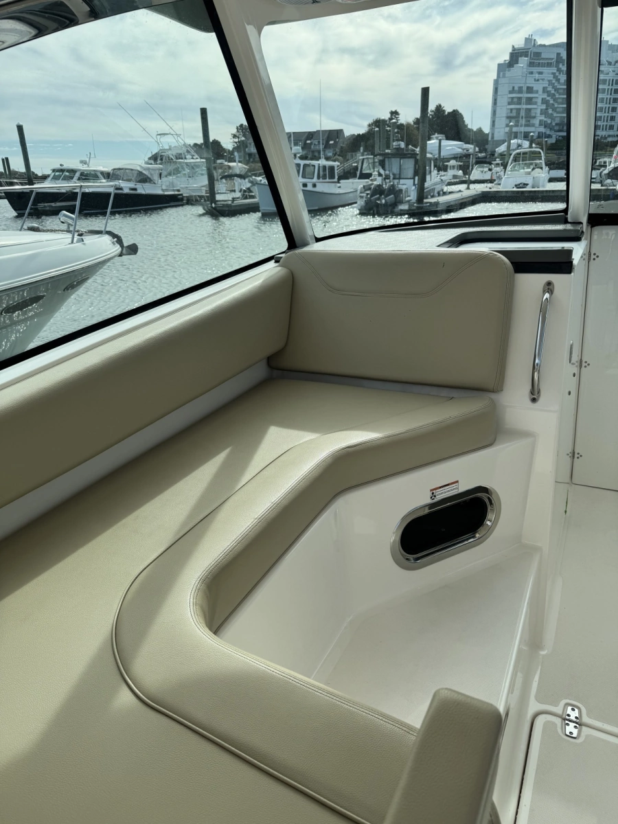 2016 Pursuit 325 DC