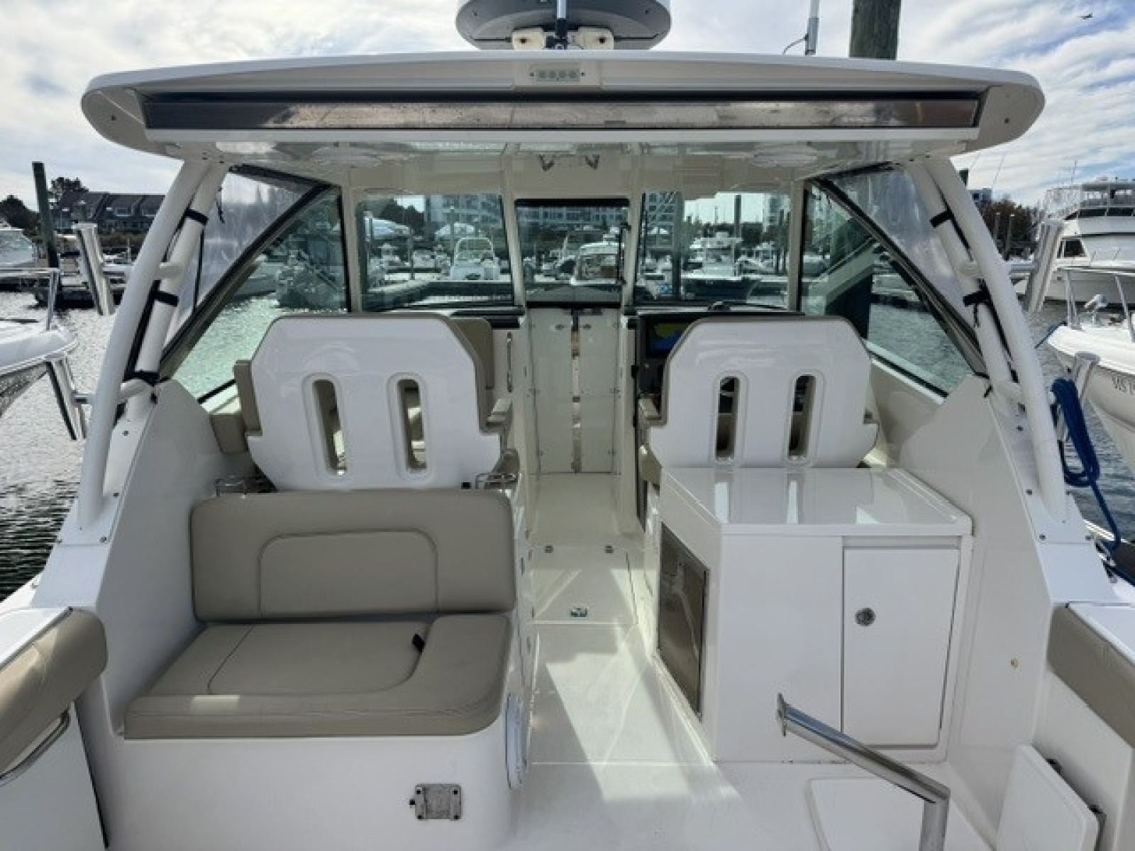 2016 Pursuit 325 DC