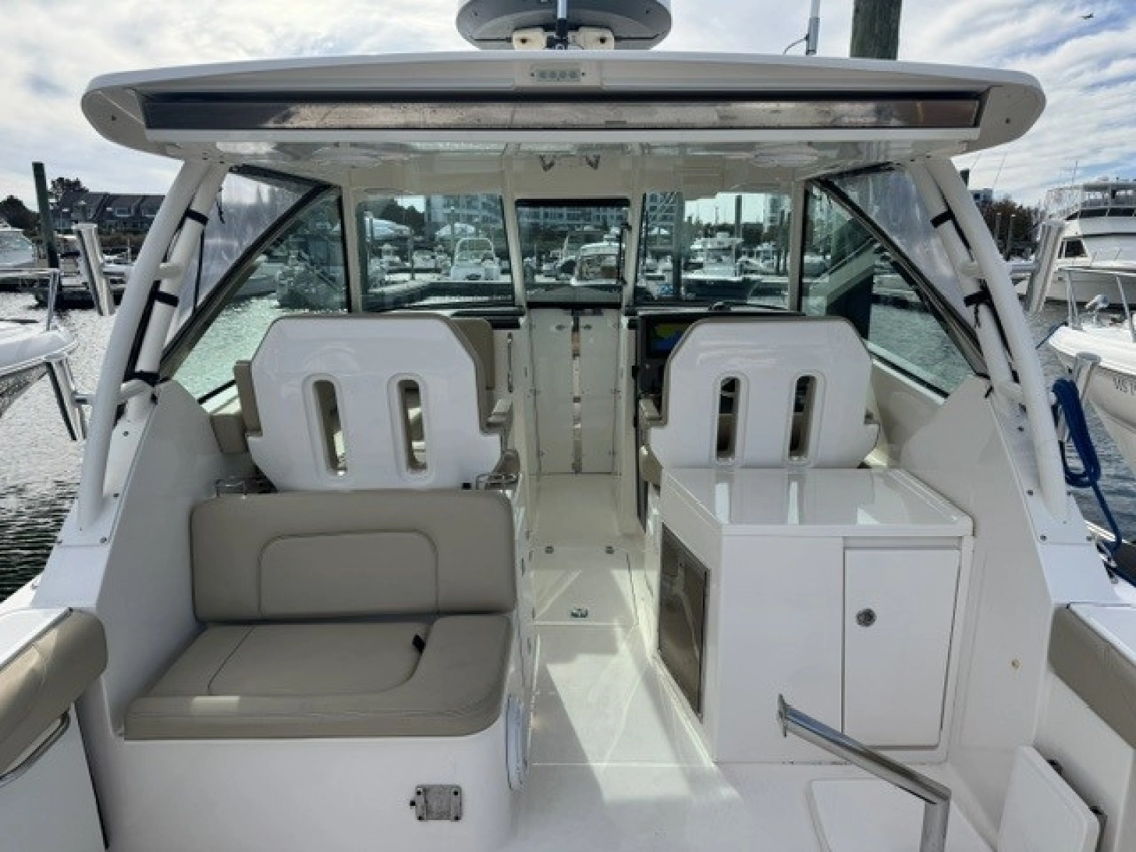 2016 Pursuit 325 DC