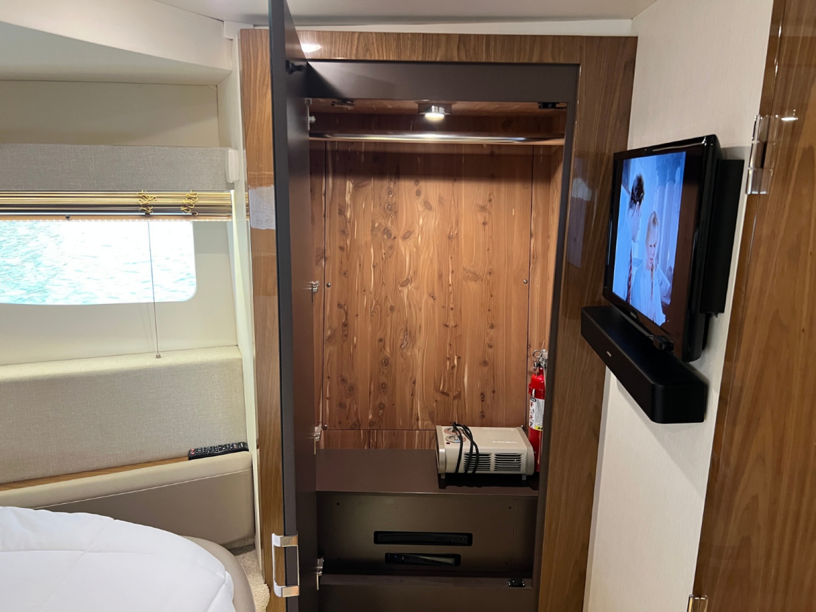 2018 Sea Ray FLY 520