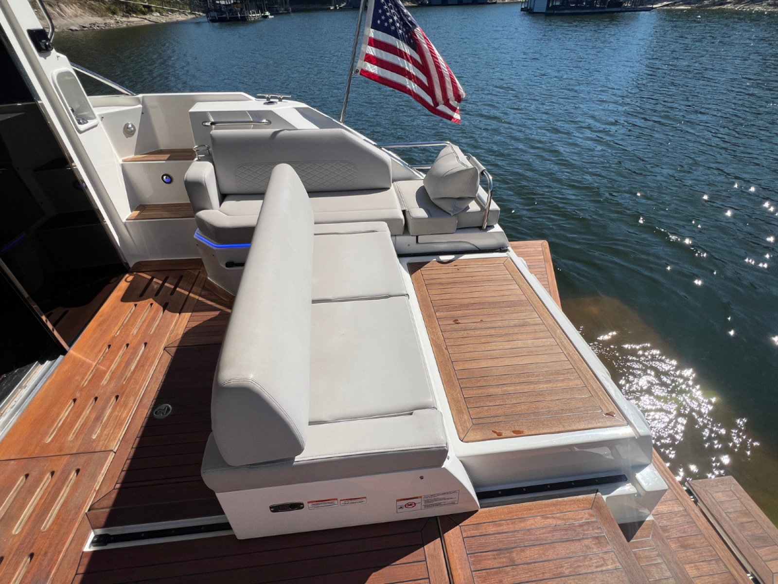 2018 Sea Ray FLY 520