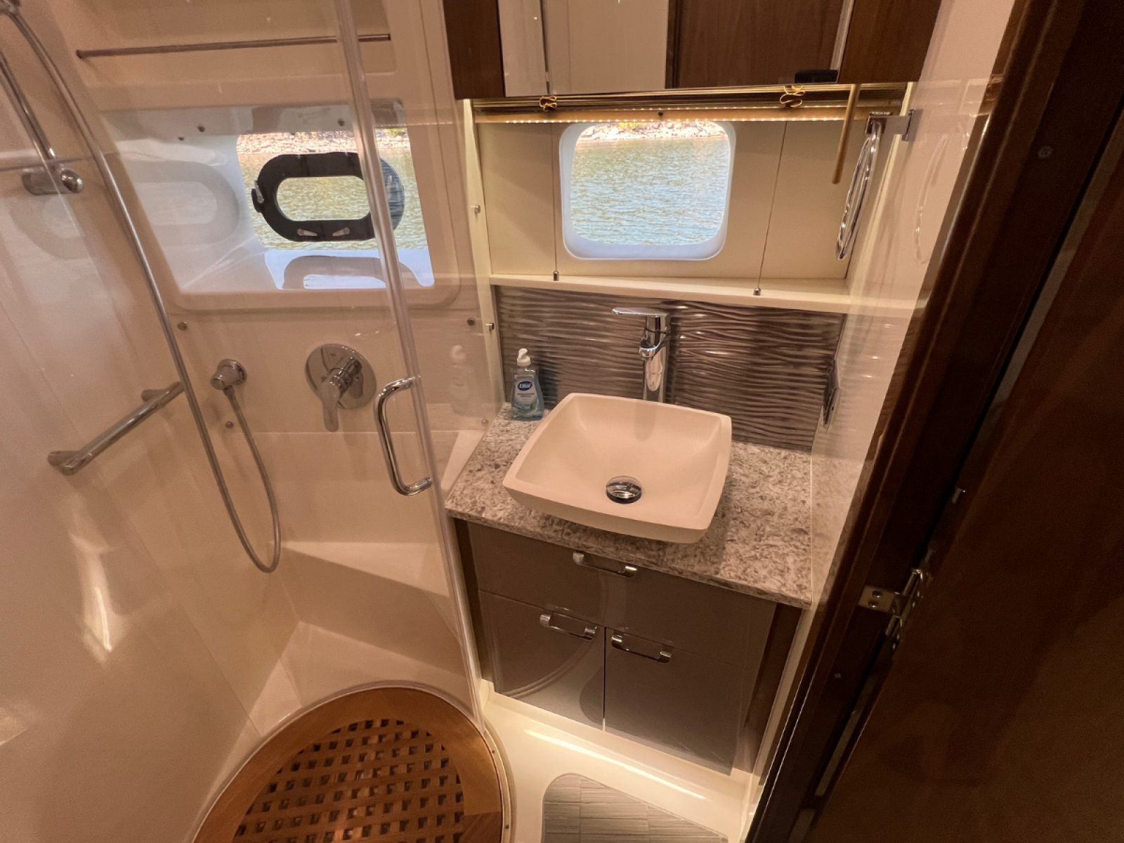 2018 Sea Ray FLY 520