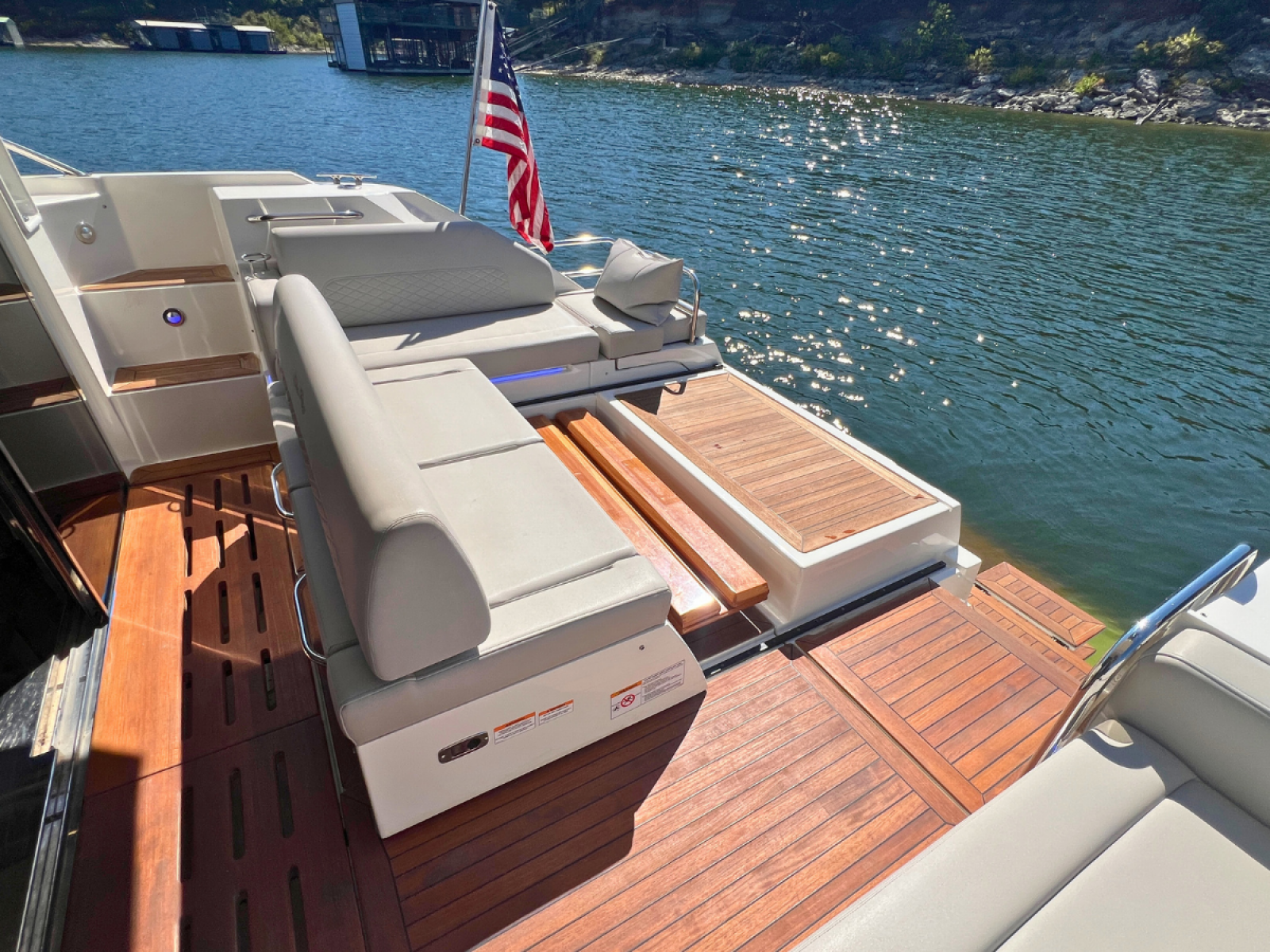 2018 Sea Ray FLY 520