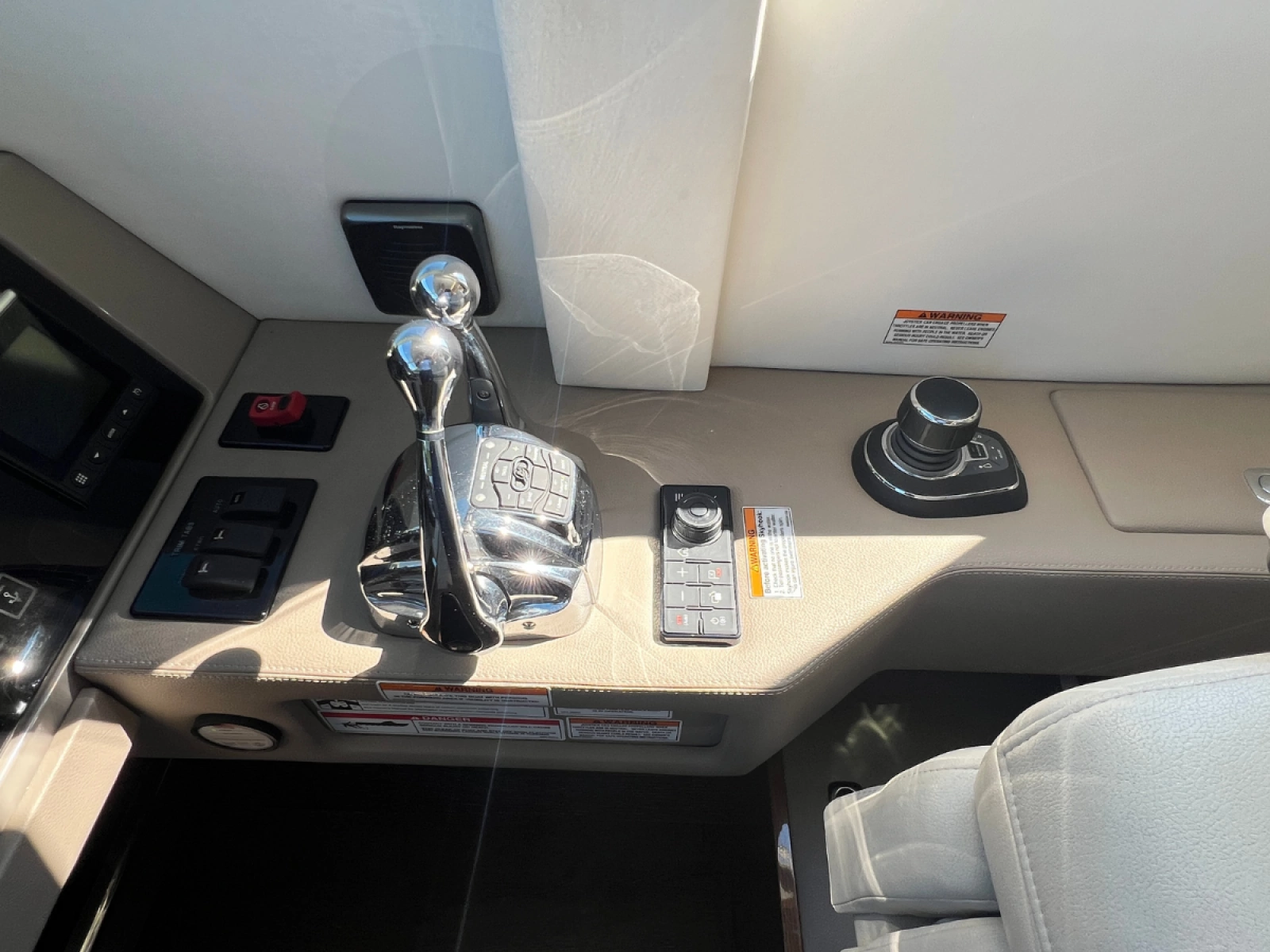 2018 Sea Ray FLY 520