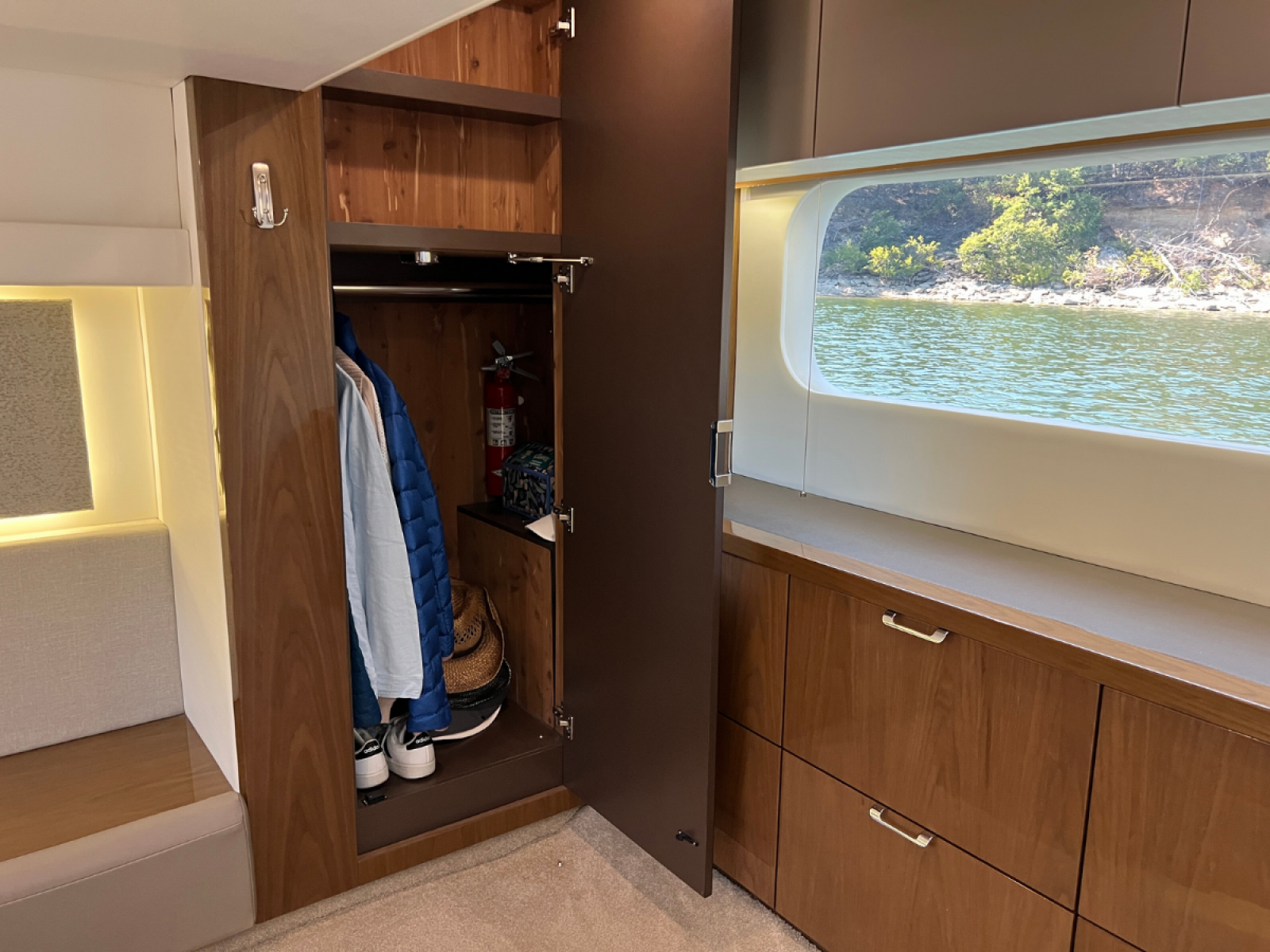 2018 Sea Ray FLY 520